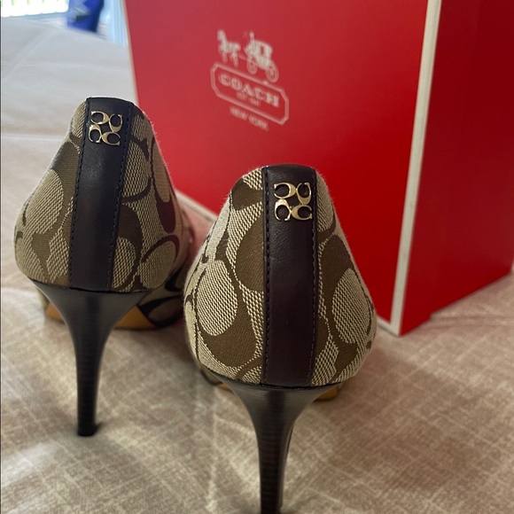 Coach Women's Tan Patterned Peep Toe Heels - Picture 4 of 9